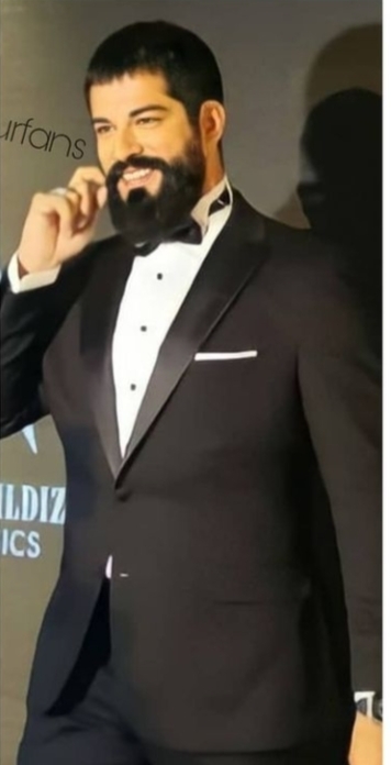 Burak Özçivit abartılcak kadar yakışıklı mı sizce?