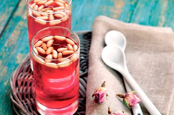 İçli köftenin yanında ne iyi gider sizce? Ayran mı yoksa şerbet mi?
