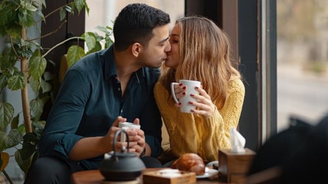 Kafeye gittiğiniz eşinizle/sevgilinizle karşı karşıya mı oturursunuz yoksa yan yana mı?