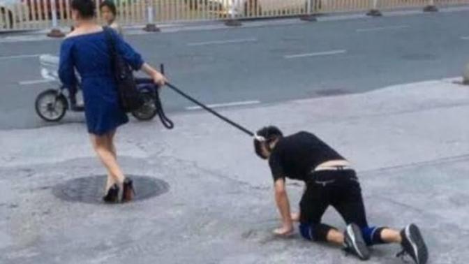 Adamı iti yapmış gezdiren kızlar bunu nasıl yapıyor?
