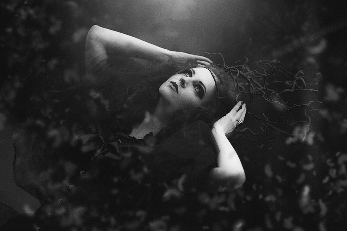 Size nezaketle konuşuyor ve hatta iltifat ediyor gibi göründüğü halde tehdit ve hakaret eden kişilere tepkiniz nasıl olur?