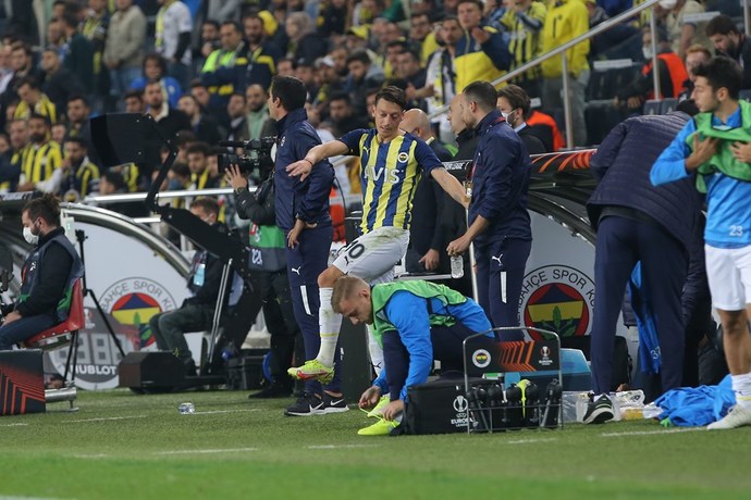 Oyundan alınan Mesut Özil su şişelerini tekmeledi! Sence haklı mıydı?