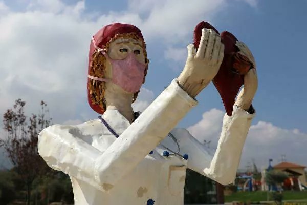 Sağlıkçılara ithafen yapılan heykeller olay yarattı! Sizce bunlar sanat eseri sayılır mı?