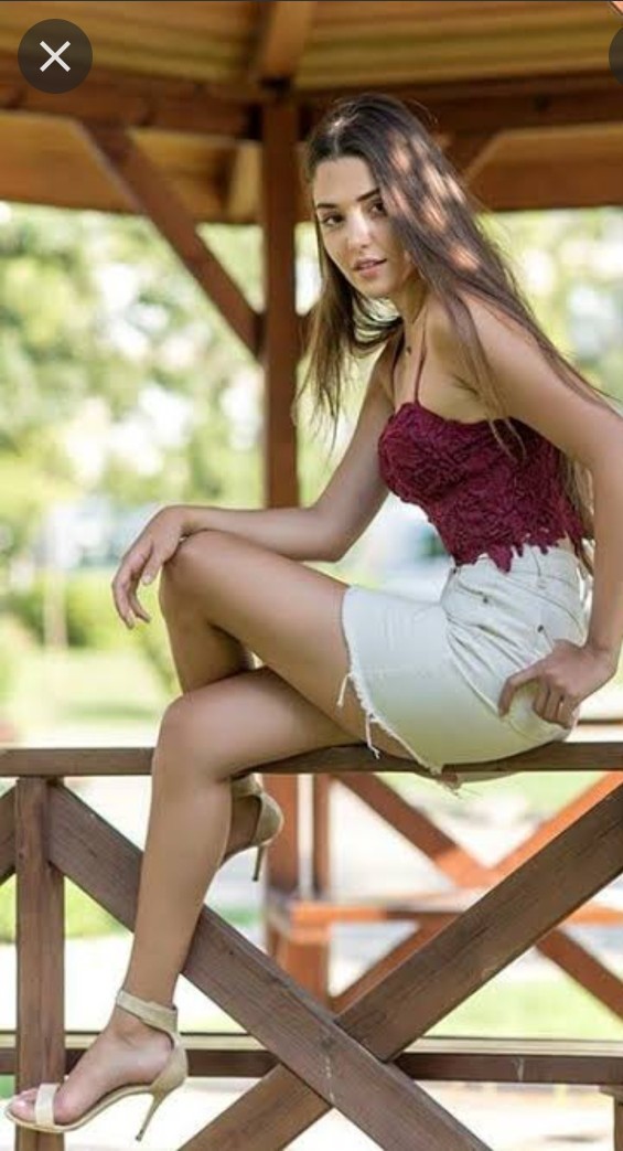 Hande Erçeli Nasıl Buluyorsunuz güzel mi? Sizce Seksi mi?