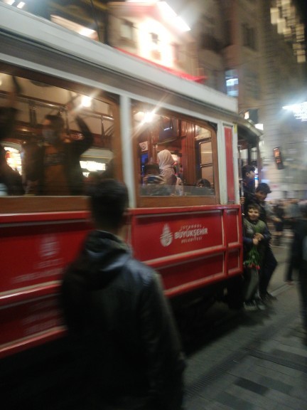 İstiklal Caddesine ne zaman gelsem kalabalık. Daha kalabalık olduğunu düşündüğün bir yer var mı?