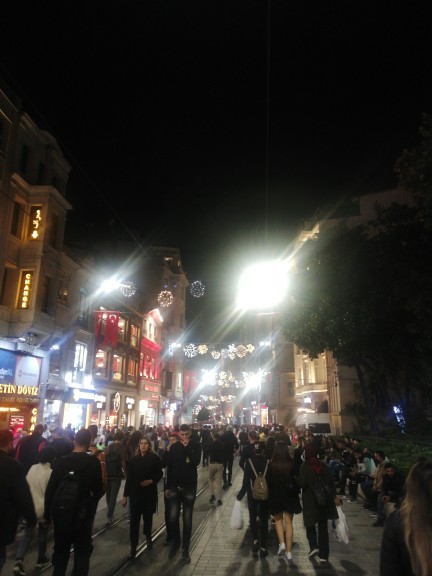 İstiklal Caddesine ne zaman gelsem kalabalık. Daha kalabalık olduğunu düşündüğün bir yer var mı?