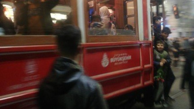 İstiklal Caddesine ne zaman gelsem kalabalık. Daha kalabalık olduğunu düşündüğün bir yer var mı?