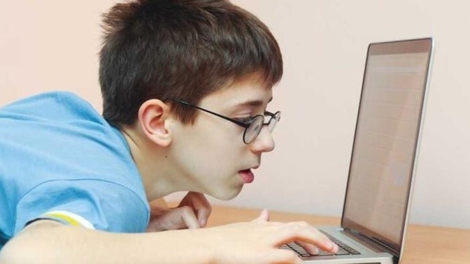 Uzun saatler oyun oynamak gözleri bozar mı?