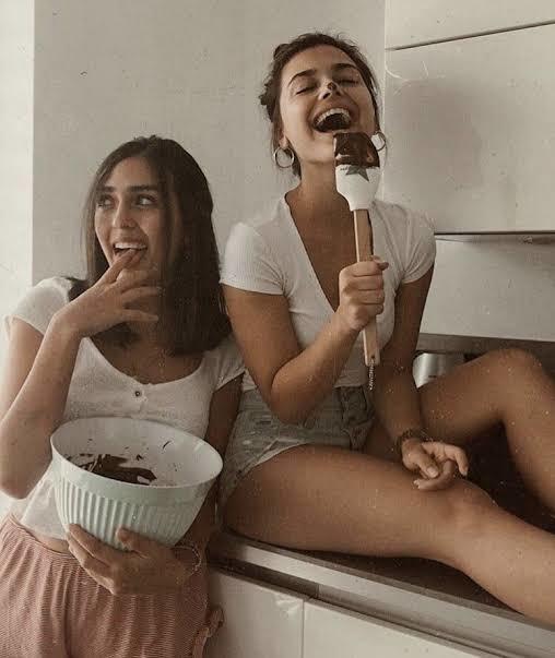 Tek başınıza yemek yapınca mı yoksa yanınızda bir ile yemek yapınca mı daha güzel sonuçlar alıyorsunuz?