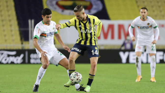 Fenerbahçe Kadıköy'de Alanyaspor'a 2-1 yenilerek şampiyonluk yarışında yara aldı! Maçı nasıl buldunuz?