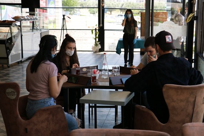 Arkadaşlarımla kantinde otururken karşımızdaki masada oturan kızlardan biri bana bakıp gülümsedi. Sizce neden olabilir?
