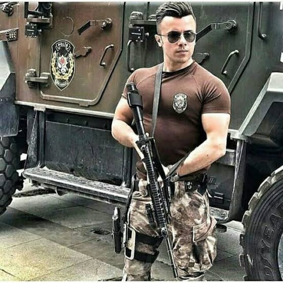 Özel harekat polislerini beğenen var mı ben gibi?
