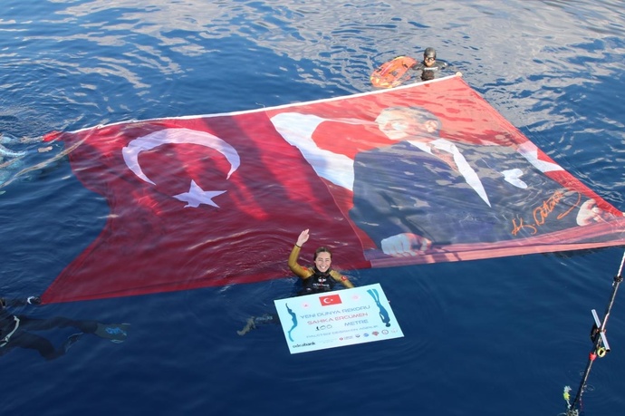 Şahika Ercümen tek nefeste 100 metreye dalarak dünya rekoru kırdı! Siz de sporcularımızla gurur duyuyor musunuz?