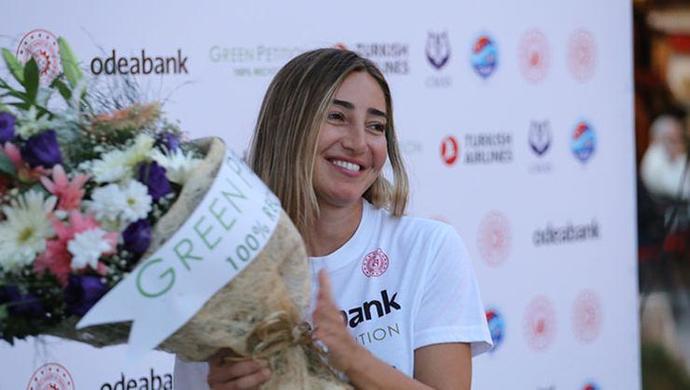 Şahika Ercümen tek nefeste 100 metreye dalarak dünya rekoru kırdı! Siz de sporcularımızla gurur duyuyor musunuz?