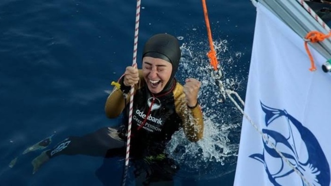 Şahika Ercümen tek nefeste 100 metreye dalarak dünya rekoru kırdı! Siz de sporcularımızla gurur duyuyor musunuz?