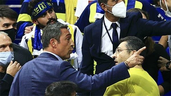 Ali Koç ile Fenerbahçeli taraftarlar arasında gerginlik çıktı! Ali Koçun sonu geliyor mu sizce?