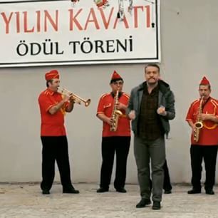 Eşinizin eski sevgilisiyle arkadaş kalması sizin için sorun olur mu?