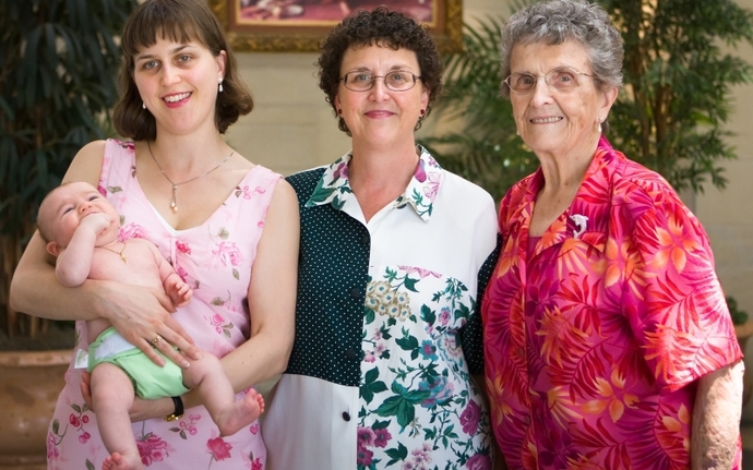 Anne ve babası çalışan çocuğa anneanne mi bakmalı yoksa babaanne mi?