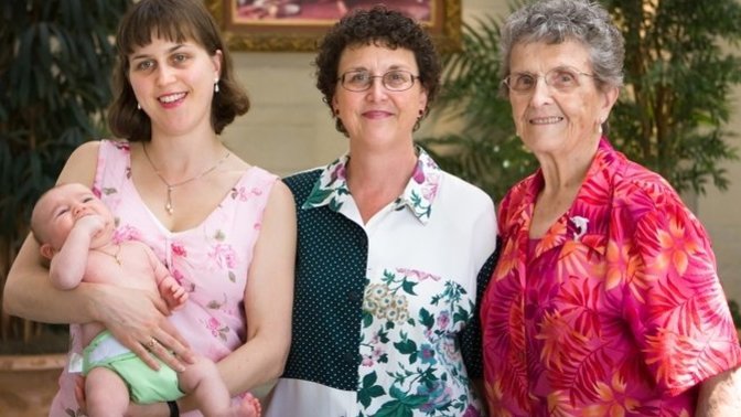 Anne ve babası çalışan çocuğa anneanne mi bakmalı yoksa babaanne mi?