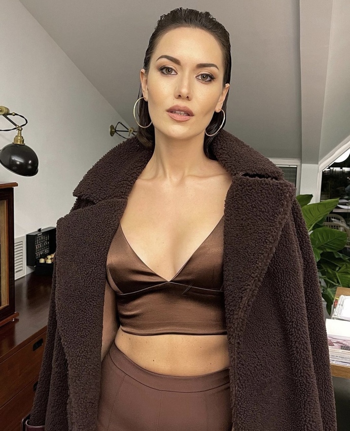 Fahriye Evcen kaç yaşında görünüyor sizce?