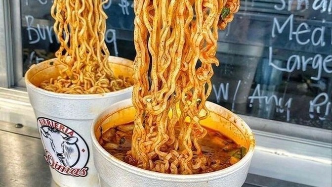Flörtünüzle ilk buluşmada noodle yer misiniz?