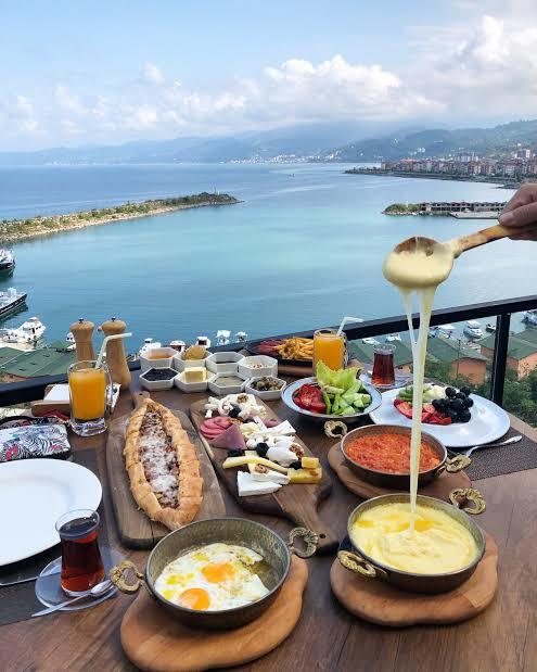 Memleketinize özgü kahvaltı sofrasından hangi yiyecekler eksik olmaz?