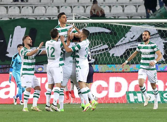 Konyaspor 2 - Fenerbahçe 1... Sarı lacivertliler ligte üst üste üçüncü kez yenildi! Maçı nasıl buldunuz?