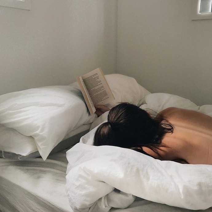 Gececilere özel: Uyumadan önce şarkı dinlemek mi kitap okumak mı?
