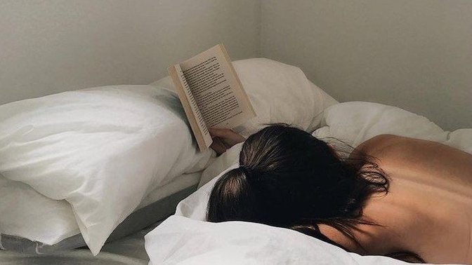 Gececilere özel: Uyumadan önce şarkı dinlemek mi kitap okumak mı?