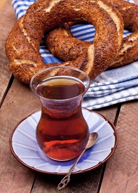 Simitin yanında hangi içecek daha iyi gidiyor?