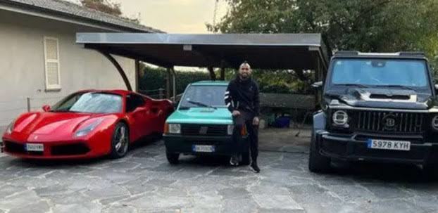 İnterde oynayan Arturo Vidalin tesislere gelirken kullandığı araba dikkat çekti! Yeni arabasını beğendiniz mi?