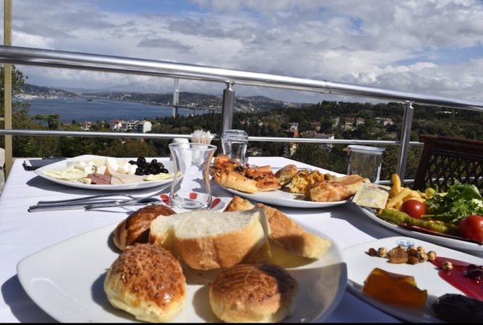 İstanbul da gerçekten iyi deniz kenarı kahvaltı edilecek mekan önerisi olan var mı?