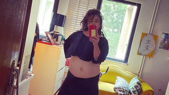 Esra Dermancıoğlu "Zayıflamasam ne olur ya" diyerek göbekli bir fotoğrafını paylaştı! Zayıf olmak zorunda mıyız?