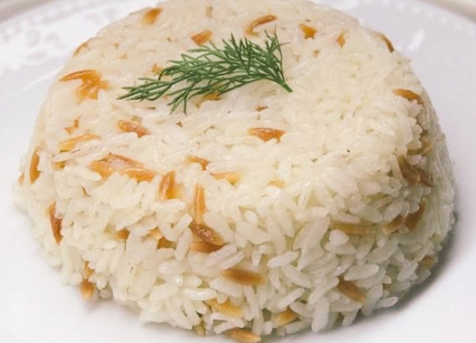 Sence pirinç pilavı şehriyeli mi, şehriyesiz mi daha güzel olur?