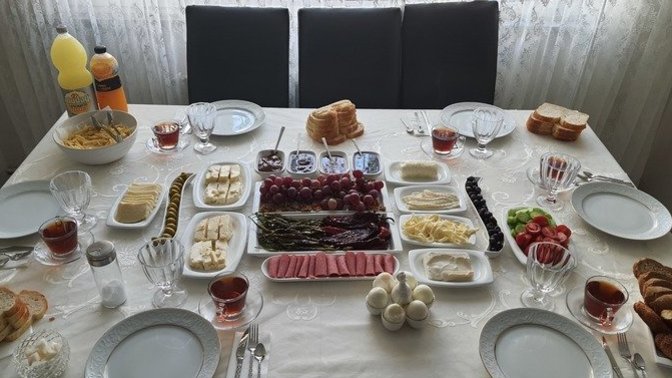 Kahvaltı masası hazırlamayı mı, yoksa hazır masaya oturmayı mı seviyorsun?