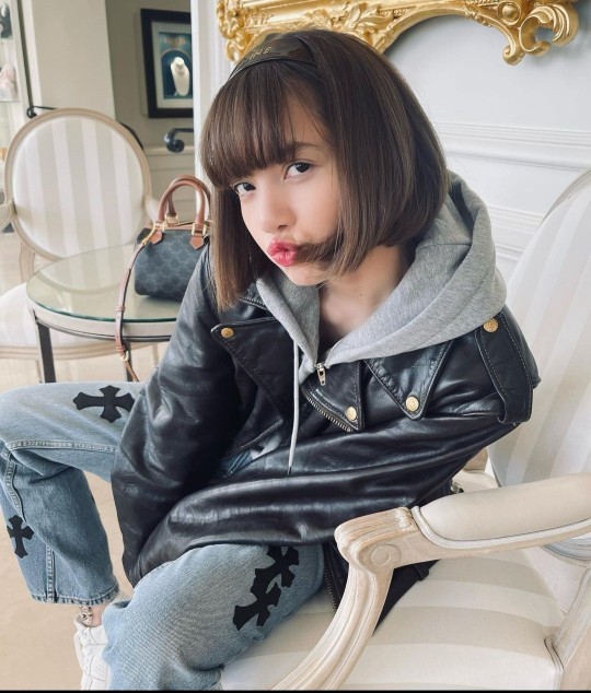Sizce bu kpop idolü güzel mi?