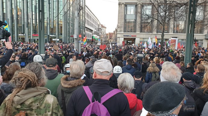 Almanyada son dakika covid önlemi ve asi karsitlari leipzig meydanini kusatti?