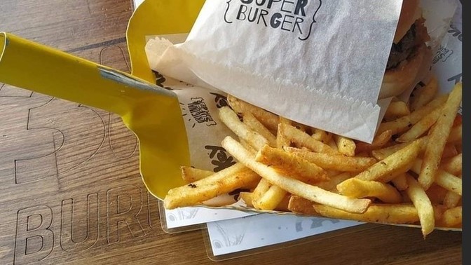 Hamburgeri tabakta değil de kürekte i̇ster misiniz?