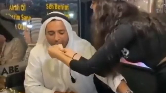 Bazı Türk işletmeler zengin Arap müşterileri eliyle besleme modası başlattı. Çalışan olsan buna göz yumar ya da işi bırakır mısın?