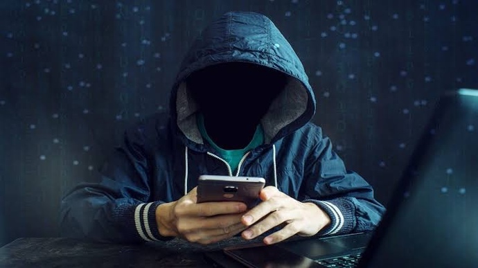 Biten bir ilişkinin ardından hala eski sevgiliyi stalklamanın sebebi nedir?