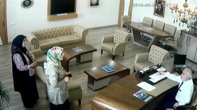 Belediye Başkanı, sendikadan istifa etmeyen işçileri kovdu. Ne düşünüyorsunuz?