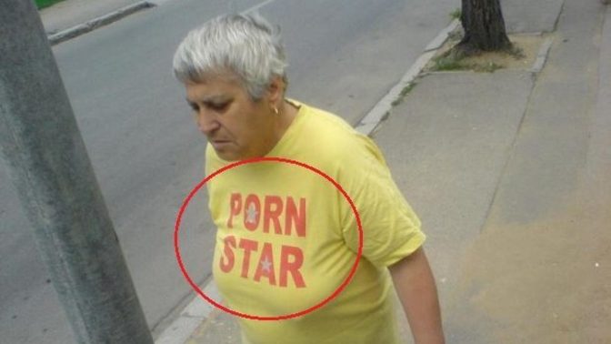 Aldığınız kıyafetin üzerinde ne yazdığına dikkat eder misiniz?