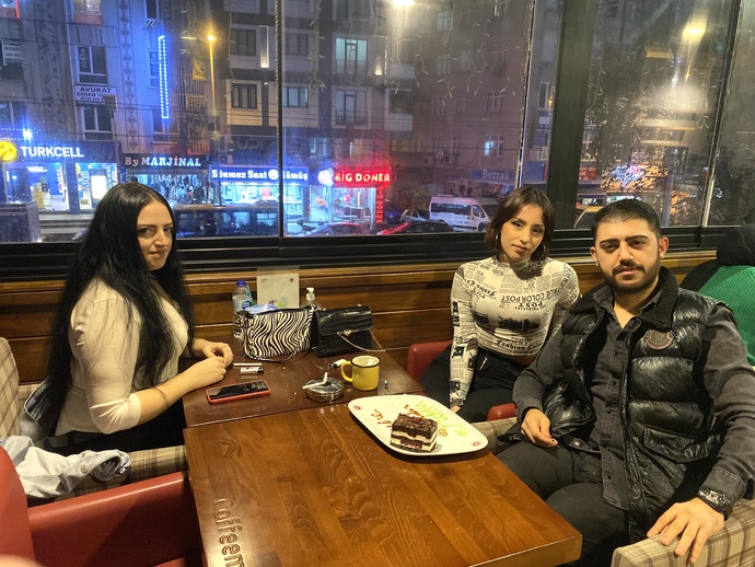 Masada oturduğum kızlar dışardan bakıldığında havalı yakışıklı ama soğuk birine benziyorsun diyorlar peki sizce?