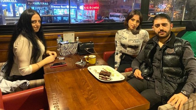 Masada oturduğum kızlar dışardan bakıldığında havalı yakışıklı ama soğuk birine benziyorsun diyorlar peki sizce?