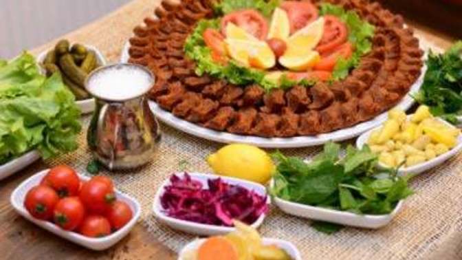 Çiğ köftenin yanında ne yenir ne içilir?