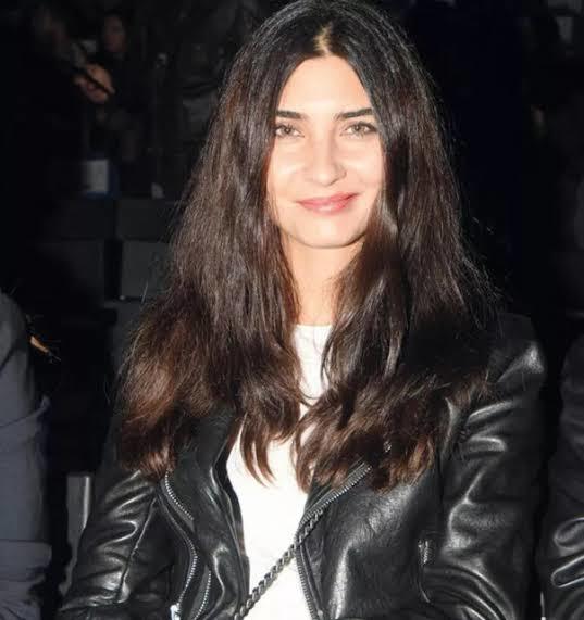 Tuba Büyüküstün güzel bir kadın mı?