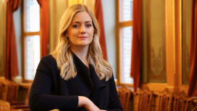 Emilie Enger Mehl, 28 yaşında genç bir kadın ve Norveç'in adalet bakanı. Siyasette gençler en üst düzey makamlarda bulunmalı mı?