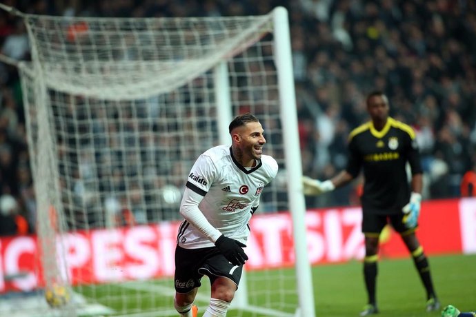 Sizce Süper Lig'in büyük takımlarında forma giymiş en kötü kaleci hangisidir?