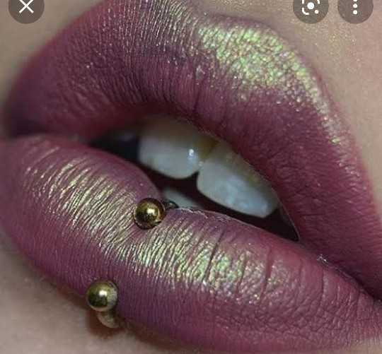 Dudak piercingi yaptırdım. Halka şeklinde olan piercingden takamıyorum?