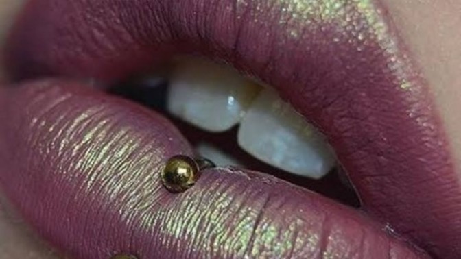 Dudak piercingi yaptırdım. Halka şeklinde olan piercingden takamıyorum?